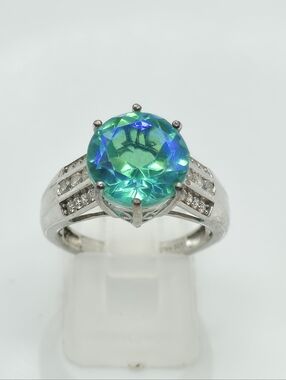 NWOT Mesmerizing Peacock Quartz And White Topaz Ring